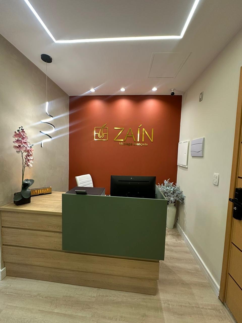 Recepção da ZAÍN Tricologia Avançada com logotipo dourado