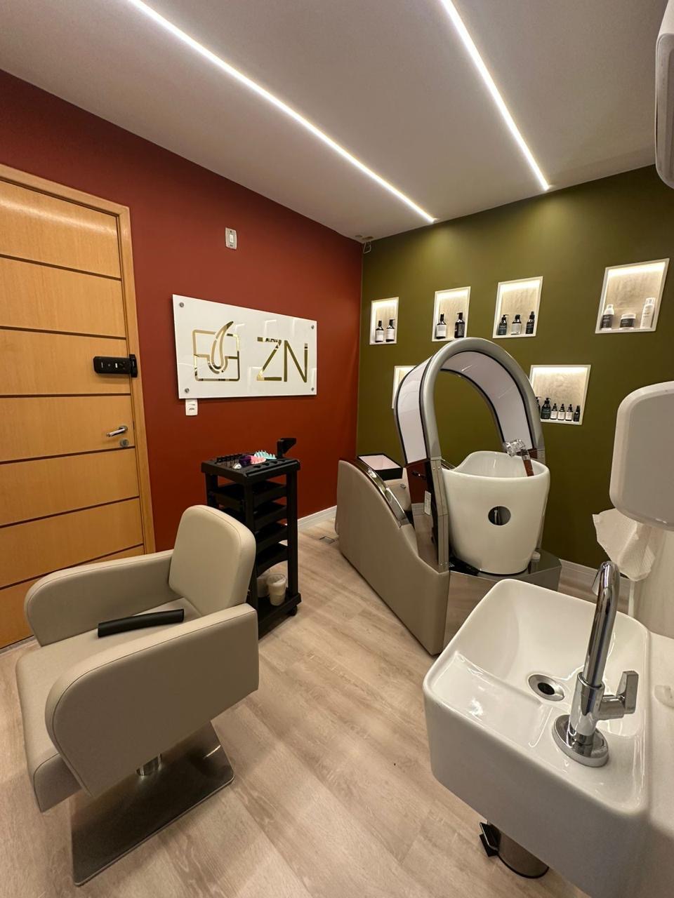 Sala de tratamento capilar com nichos de produtos