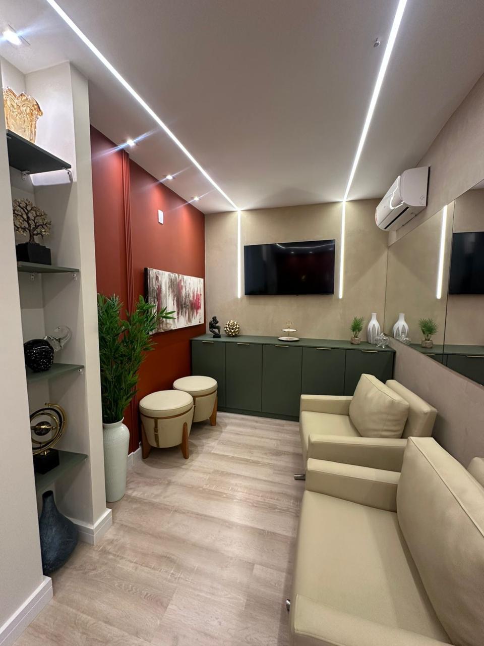 Sala de espera com poltronas e decoração acolhedora